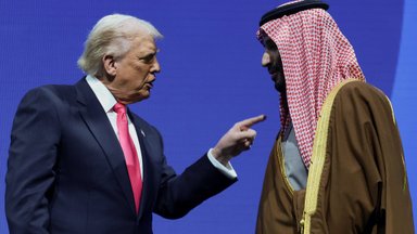 Trumpo frazė apie Saudo Arabijos kronprincą suglumino: „jis negalvojo, kad teks bučiuoti man užpakalį