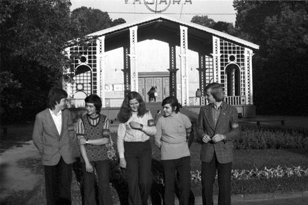 Komjaunuolių operatyvinė grupė, budinti Jaunimo sode prie „Vasaros“ kino teatro. Vilnius, 1975 07 04. J. Juknevičiaus nuotr., Lietuvos centrinio archyvo nuotr. 