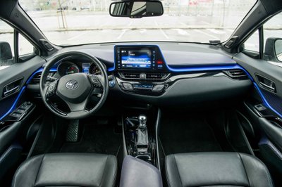 "Toyota C-HR"