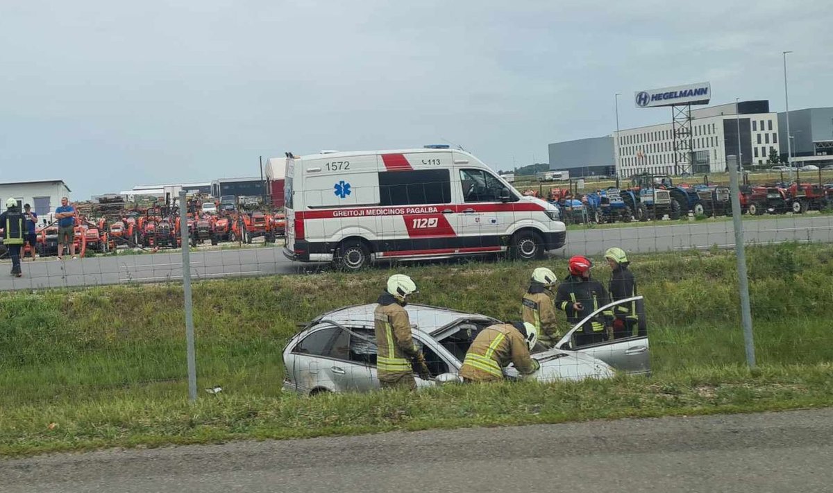 Kaune nuo kelio nulėkė automobilis, pranešta, kad vairuotojas be sąmonės