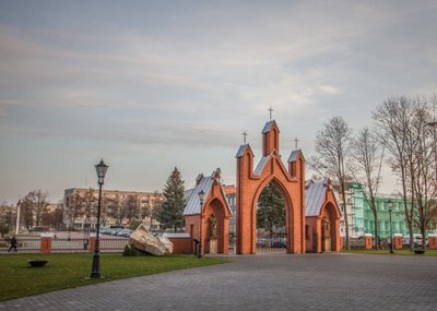  Senieji ir naujieji katedros vartai. Organizatorių nuotr.