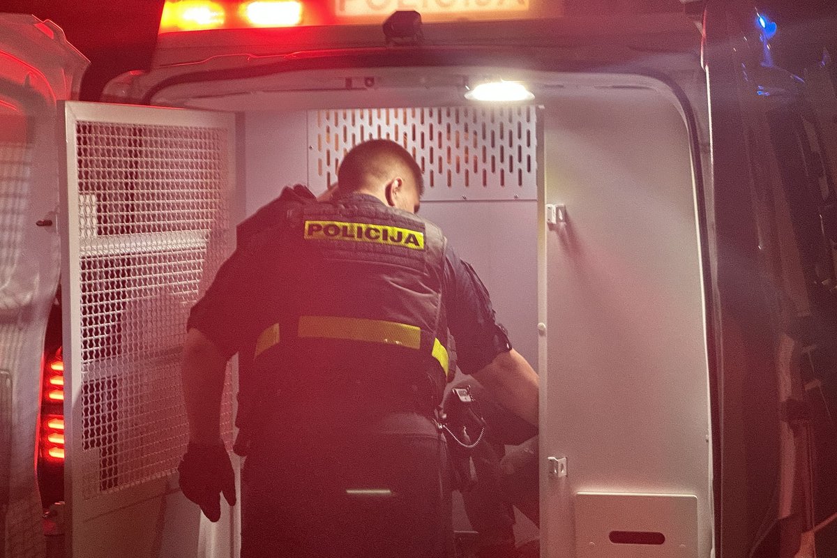 Drunk Men Arrested After Attacking Car and Harassing Cafe Guests in Panevėžys
