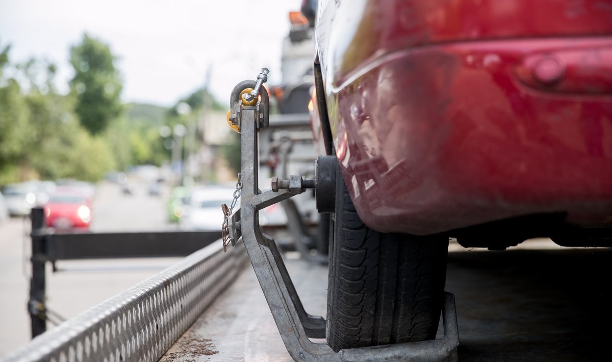 Bešeimininkio  automobilio nutempimo darbai