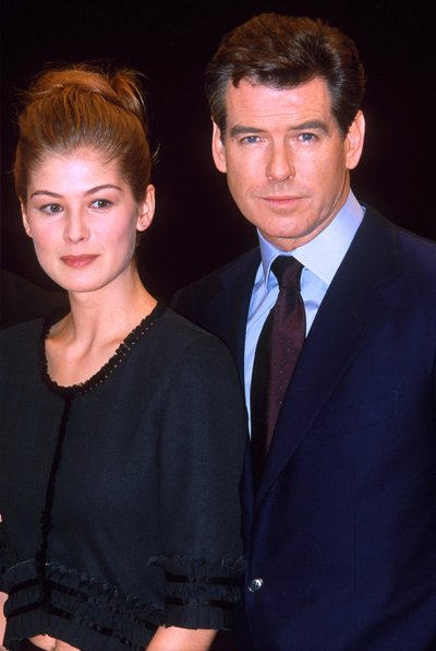 Rosamund Pike ir Pierce’as Brosmanas