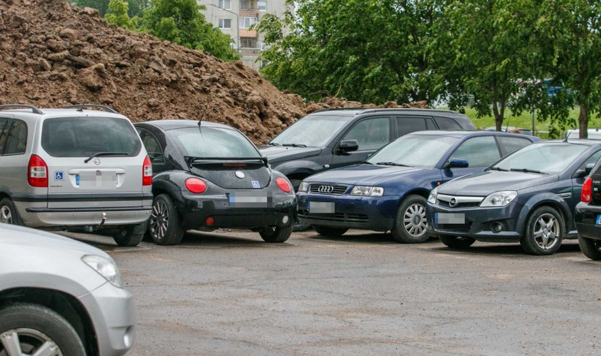 Automobiliai Baltų pr. 4 daugiabučio kieme, Kaune