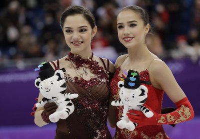 Jevgenija Medvedeva ir Alina Zagitova Pjongčango olimpinėse žaidynėse