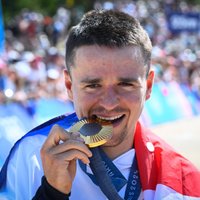 Olimpinė medalių įskaita: vietinius džiuginantys prancūzai ir auksinę sieną pramušę britai