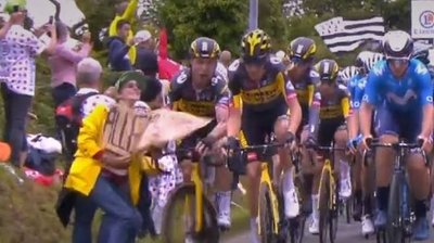 Masinė dviratininkų griūtis "Tour de France" lenktynėse, kurią veikiausiai sukėlė moteris