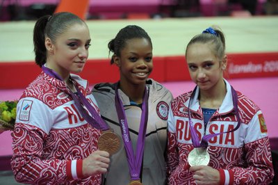 Aliya Mustafina, Gabrielle Douglas ir Viktoria Komova