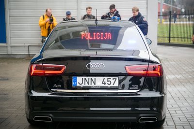 Nauja nežymėta policijos "Audi"