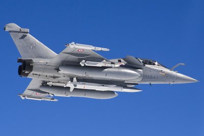 Naikintuvas Rafale su raketa ASMPA