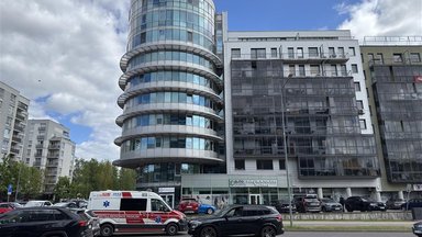 Tarnybų sujudimas Vilniuje – vyras bandė iššokti iš šeštame pastato aukšte esančio buto