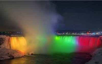 Niagaros kriokliai nusidažė Lietuviškomis spalvomis