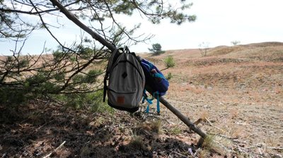 Prie vieno iš medžių kopų pradžioje paliktos kuprinės