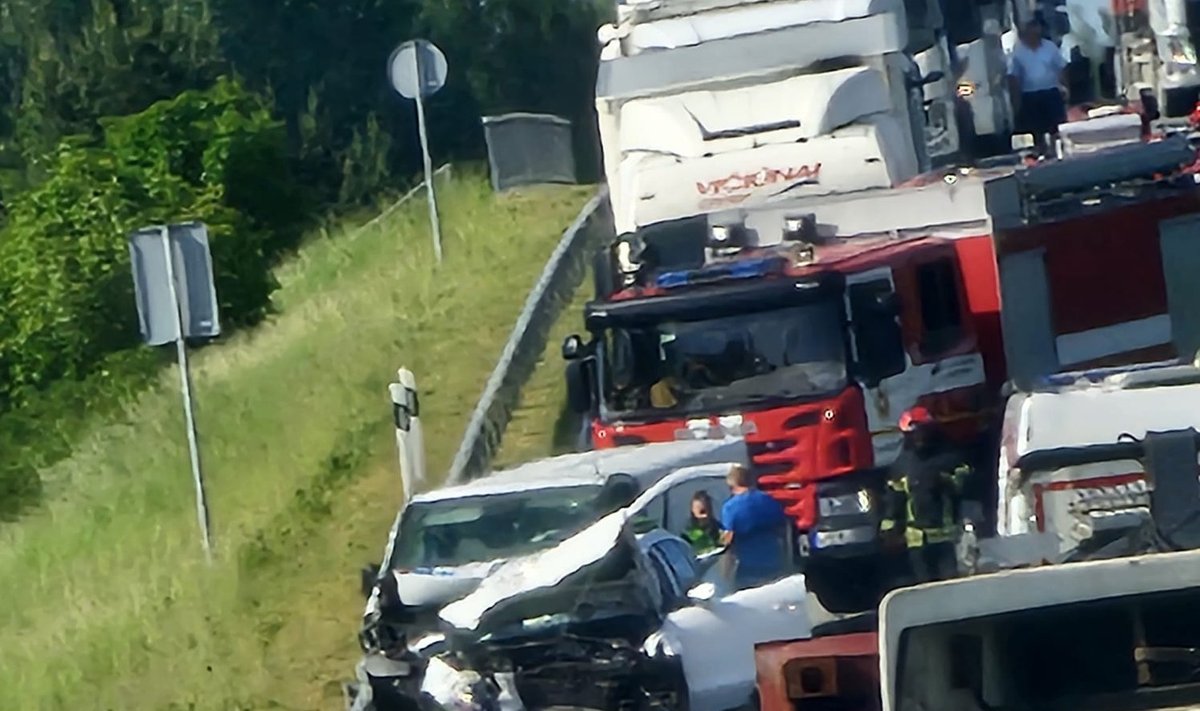 Plungės rajone du automobiliai susidūrė kaktomuša