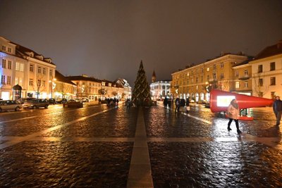 Vilniaus Rotušės aikštėje užgeso Kalėdų eglė