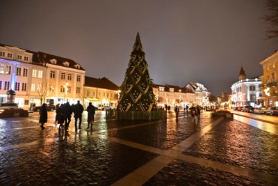 Vilniaus Rotušės aikštėje užgeso Kalėdų eglė