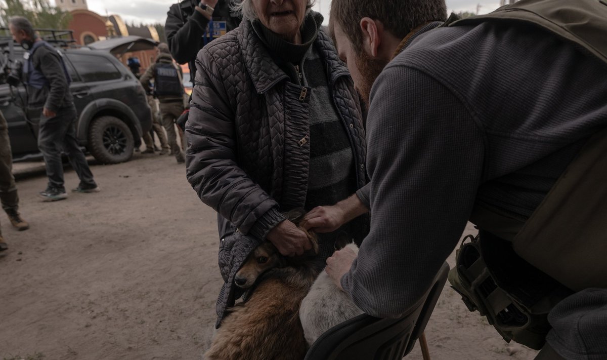 Vovčanske gyvenantys civiliai evakuojami iš savo namų 