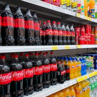 Gėrimų gamintojai apie naują mokestį: kuo blogesnis „Coca Cola“ buteliukas už varškės sūrelį?