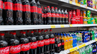 Gėrimų gamintojai apie naują mokestį: kuo blogesnis „Coca Cola“ buteliukas už varškės sūrelį?