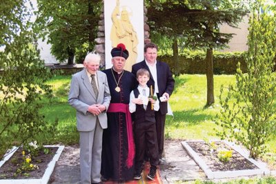 Iš kairės: Eugenijaus tėvelis Leonas, kunigas Vilnis Viktoras Cukuras, sūnus Augustinas ir Eugenijus.