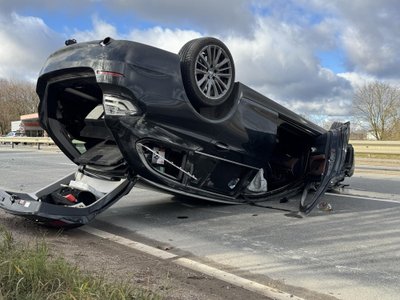 Trakų plente  BMW automobilis apvirto ant stogo