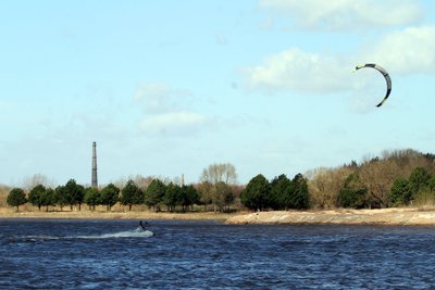 Jėgos aitvarų entuziastai Neryje prie Kauno pilies