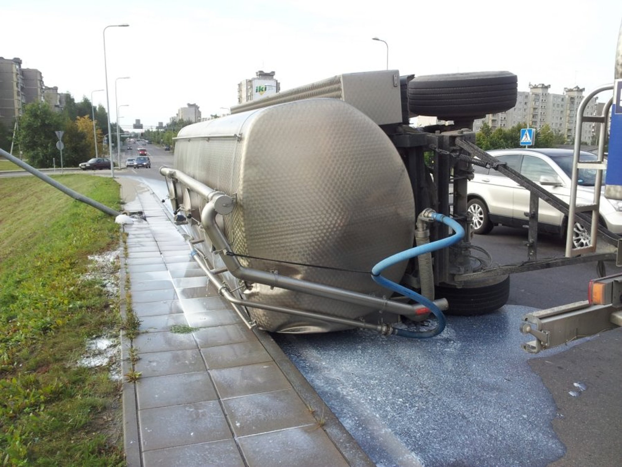 В Шакяйском районе перевернулся молоковоз, и вылилось 10 тонн молока