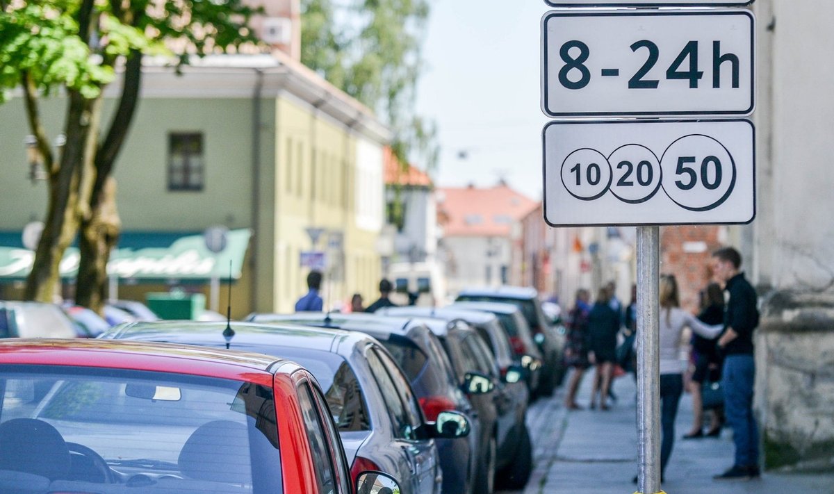 Automobilių stovėjimas prie Kauno Rotušės