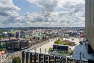 Atveriama viena didžiausių, žaliausių ir aukščiausiai esančių terasų Vilniuje