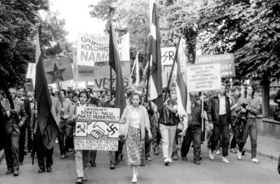 Eitynės į Sąjūdžio suorganizuotą mitingą Vingio parke, skirtą Molotovo-Ribentropo pakto 49-osioms metinėms pažymėti. Jam vadovavo ir pirmasis kalbėjo prof. V.Landsbergis.