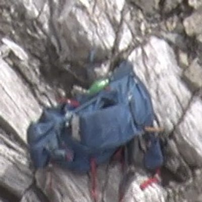 Kalnuose užfiksuota mėlyna kuprinė