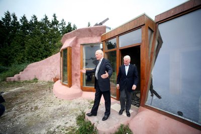 Politikai lankosi viename iš „Earthship“ namų Didžiojoje Britanijoje