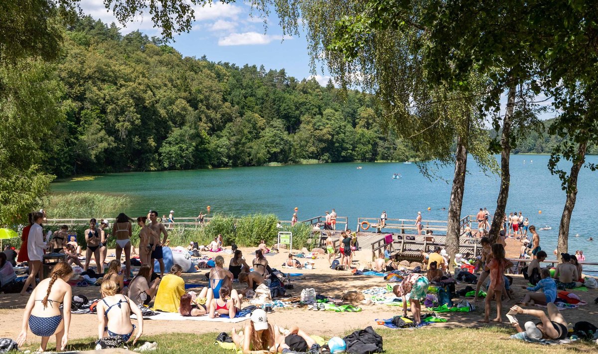 Vilniečiai laiką leidžia prie Žaliųjų ežerų