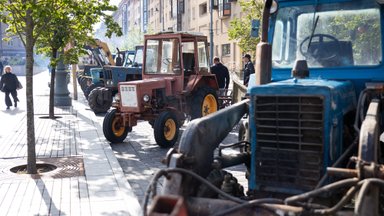 Prie Seimo užburzgė senovinė ūkininkų technika: renkasi stebėti sprendimų dėl GPM ir NT mokesčio