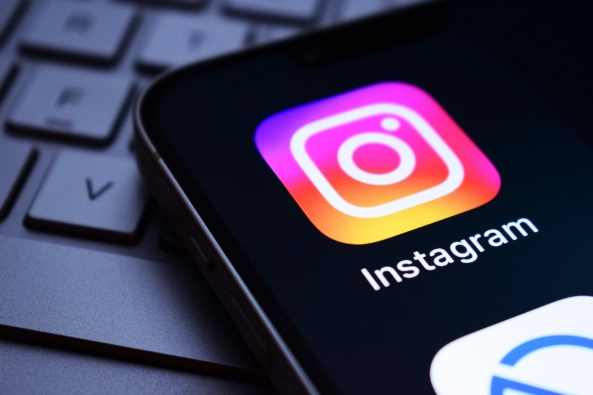 Nauja „Instagram“ funkcija leis stebėti anonimiškai: kaip tai paveiks jaunus žmones?