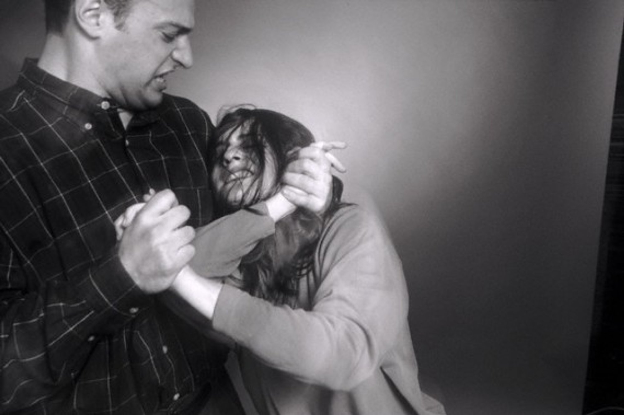 Люди которые бьют женщин. Люди которые бьют женщин. За волосы. Люди которые бьют женщин. Люди которые бьют женщин.