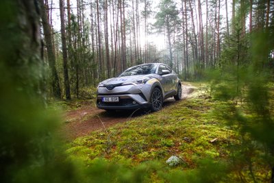 "Toyota C-HR"