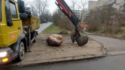 Vilnius su automobilius ant vejos statančiais vairuotojais kovos akmenimis / Karoliniškių seniūnijos nuotr.