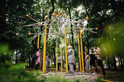 Robertas Narkus. Instaliacija iš lempų ramybės parke parke