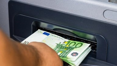 „Swedbank“ darbuotojais apsimetusi pora su svetima kortele Panevėžyje tuštino bankomatą – pinigus sėmė saujomis 