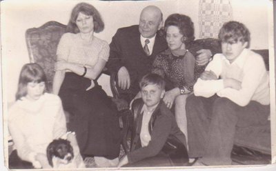 Akvilė Zavišaitė, spanielis Nilsas, Rita Baltušytė, Juozas Baltušis, Rokas Valaitis, Monika Mironaitė ir Tomas Čepaitis.