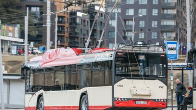 Sostinėje dėl nutrūkusio laido sutriko troleibusų eismas, gatvėse formuojasi milžiniškos spūstys