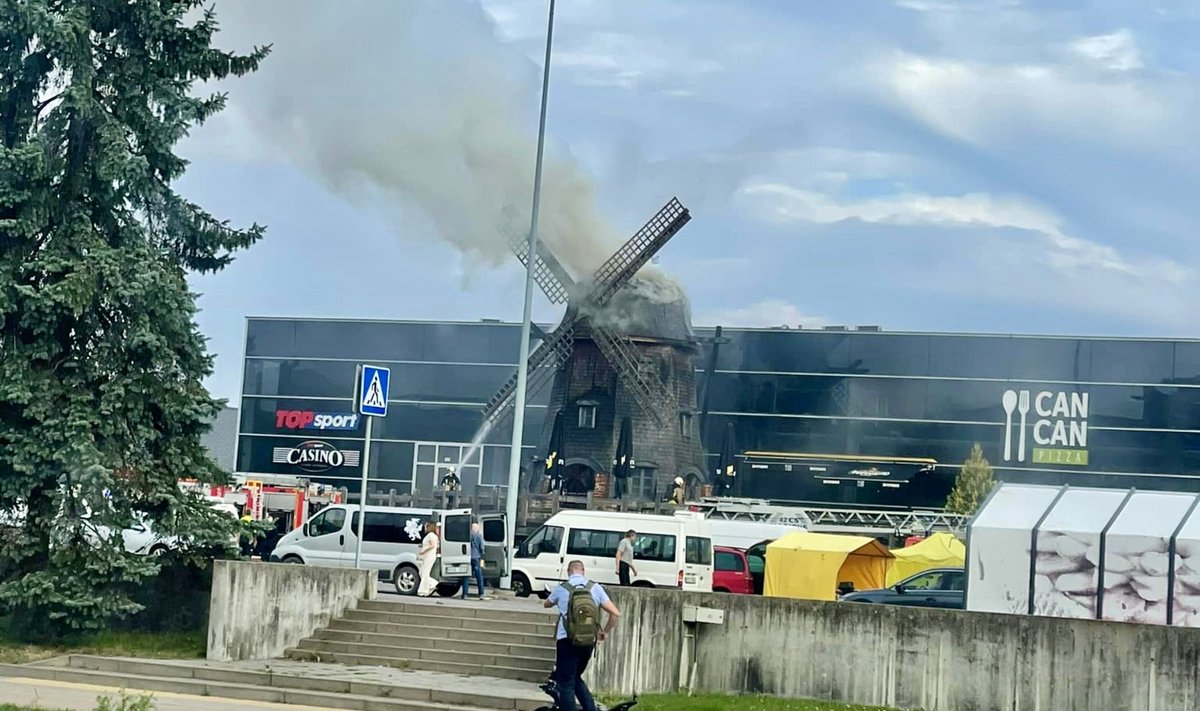 Prie parduotuvės Kaune užsidegė malūnas