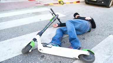В центре Вильнюса автомобиль столкнулся с самокатом