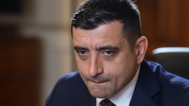 Į Rumunijos prezidento postą nusitaikęs kandidatas platino sąmokslo teorijas ir užsitraukė Ukrainos nemalonę 