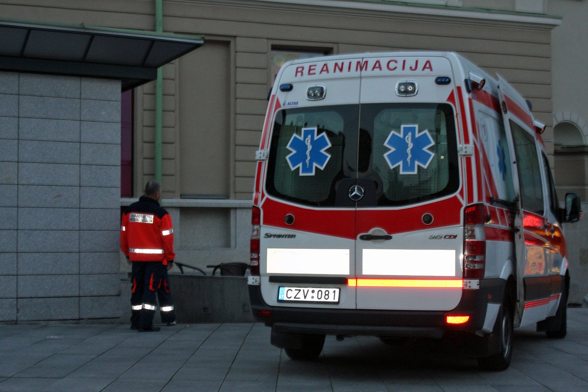 Girrtas Gatvės viduriu ėjęs girtas pėsčiasis atsidūrė reanimacijoje - Delfi