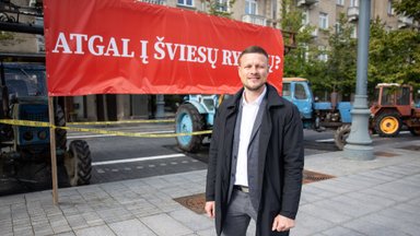 Prie Seimo užburzgė senovinė ūkininkų technika: renkasi stebėti sprendimų dėl GPM ir NT mokesčio
