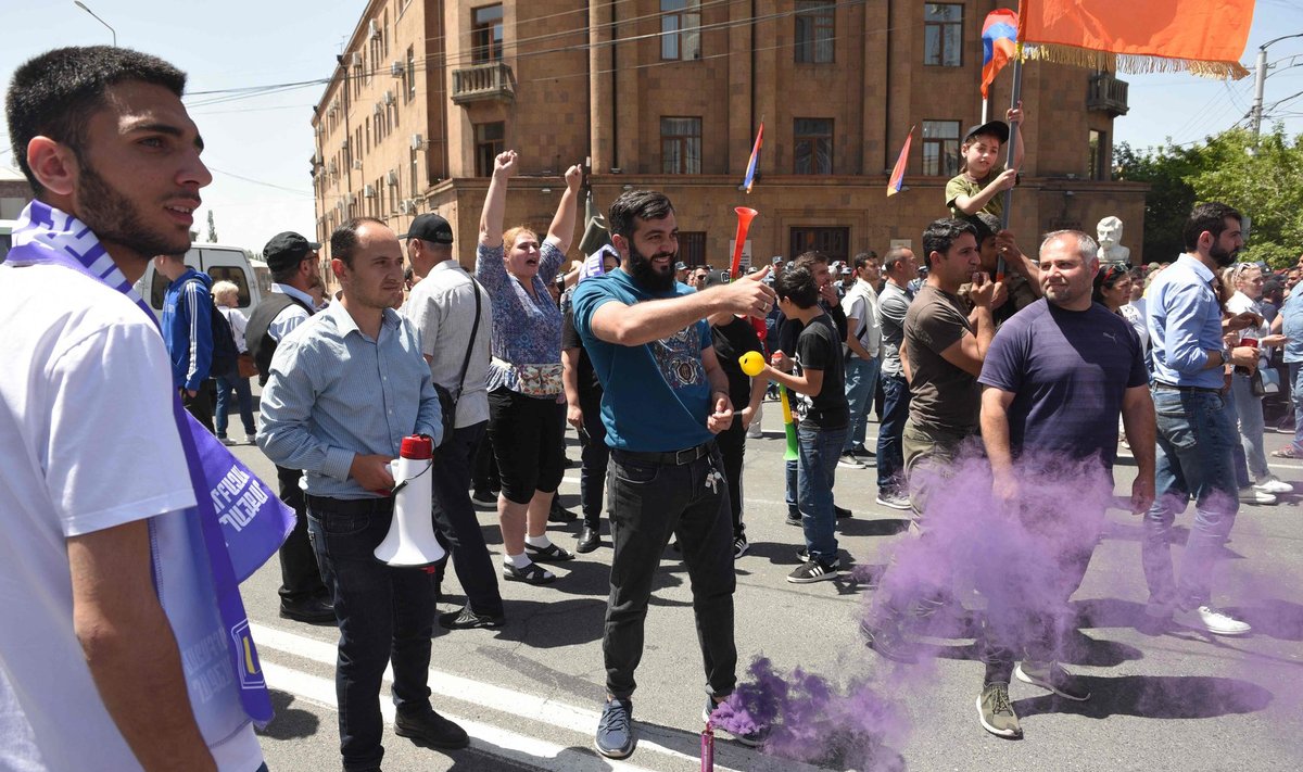 etvirtadienį maždaug 3 000 armėnų sostinėje Jerevane susirinko į protestą prieš ministrą pirmininką Nikolą Pašinianą