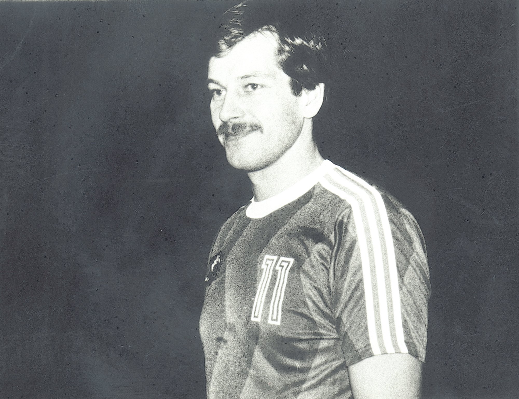Mirė buvęs Lietuvos rankinio rinktinės žaidėjas E.Miknius - Delfi sportas